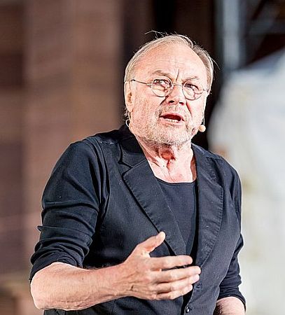 Klaus Maria Brandauer als Hagen in "&berwältigung", von Thomas Melle, im Juli 2019 bei den "Nibelungenfestspieken" in Worms; Urheber: Sven Mandel; Lizenz: CC-BY-SA-4.0; Quelle: Wikimedia Commons