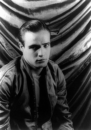 Marlon Brando in "A Streetcar Named Desire", fotografiert von Carl Van Vechten (18801964) am 27. Dezember 1948; Quelle: Wikimedia Commons bzw. von der "Carl Van Vechten Photographs-Sammlung" der US-"Library of Congress"; laut der Bibliothek gibt es keine bekannten Copyright-Einschränkungen in der Verwendung dieses Werkes.