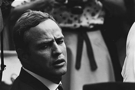 Marlon Brando 1963 bei der Abschlusskundgebung des vom "Civil Rights Movement" organisierten Marsches auf Washington; Urheber: U.S. Information Agency. Press and Publications Service (ca. 1953–ca. 1978)–National Archives and Records Administration (NARA); Quelle: Wikimedia Commons bzw. NARA (ARC Identifier: 542076)