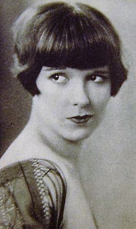 Louise Brooks, in den 1920er Jahren fotografiert von John de Mirjian (1896–1928); Quelle: Wikimedia Commons: Lizenz: gemeinfrei