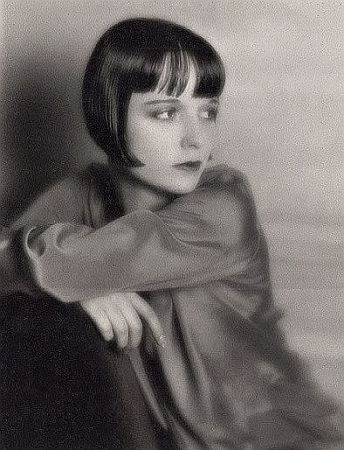 Louise Brooks, in den 1920er Jahren fotografiert von Russell Ball (1896–1942); Quelle: Wikimedia Commons; Lizenz: gemeinfrei