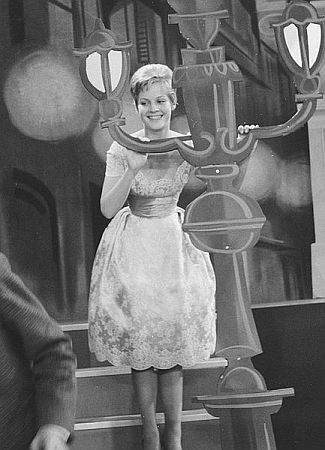 Heidi Brhl am 30. Oktober 1959 in einer Fernsehshow in den Niederlanden; Rechteinhaber: Nationaal Archief (Den Haag, Rijksfotoarchief; Bestandsnummer: 910-7854); Urheber/Fotograf: Henk Lindeboom / Anefo; Quelle: Wikimedia Commons; Lizenz:www.gahetna.nl/over-ons/open-data / CC BY-SA 3.0 NL