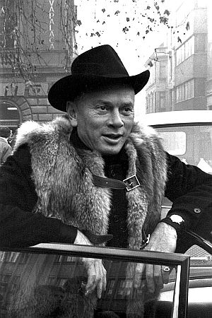 Yul Brynner 1969 in Sarajevo; Urheber: Stevan Kragujevi? (19222002), zur Verfügung gestellt von dessen Tochter Tanja Kragujevi?; Lizenz: CC BY-SA 3.0 RS Deed; Quelle: Wikimedia Commons