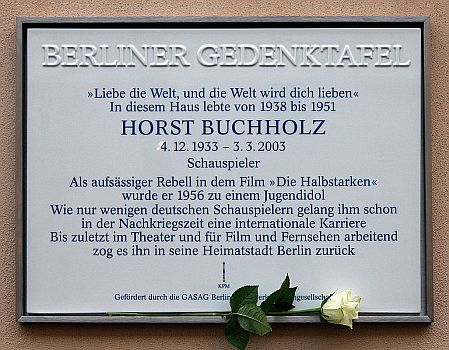 Gedenktafel Horst Buchholz; Quelle: Wikimedia Commons; Urheber: OTFW, Berlin; Lizenz: CC BY-SA 3.0