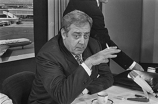 Raymond Burr Ende Juni 1970 in den Niederlanden; Rechteinhaber: Nationaal Archief (Den Haag, Rijksfotoarchief; Bestandsnummer: 923-6187); Urheber/Fotograf: Joost Evers / Anefo; Quelle: Wikimedia Commons; Lizenz: CC0 1.0 Deed (Verzicht auf das Copyright) 