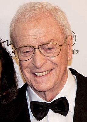 Sir Michael Caine am 12. Dezember Dezember 2015 anlsslich der 28. "Europischen Filmpreise" ("EFA Awards 2015") in Berlin, wo er als "Bester Darsteller" in "Ewige Jugend" ("Youth") sowie einem "Ehrenpreis" ausgezeichnet wurde;Urheber: Wikimedia-User TonkBerlin; Lizenz: CC BY-SA 4.0 Deed; Quelle: Wikimedia Commons (Ausschnitt des Originalfotos)