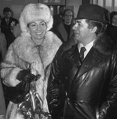 Maria Callas und Giuseppe Di Stefano am 9. Dezember 1973 bei Ankunft auf dem "Flughafen Amsterdam Schiphol"; Rechteinhaber: Nationaal Archief1) (Den Haag, Rijksfotoarchief; Bestandsnummer: 926-8775); Urheber/Fotograf: Bert Verhoeff / Anefo; Quelle (Ausschnitt des Originalfotos): Wikimedia Commons; Lizenz: CC0 1.0 (Verzicht auf das Copyright)