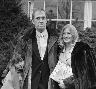 David Carradine mit Ehefrau Gail und Tochter KansasAnne am 26. Januar 1987 in Hilversum; Rechteinhaber: Nationaal Archief (Den Haag, Rijksfotoarchief; Bestandsnummer: 933-8724; Urheber/Fotograf: Gerrits, Roland / Anefo; Quelle: Wikimedia Commons; Lizenz:  CC0 1.0 (Verzicht auf das Copyright)