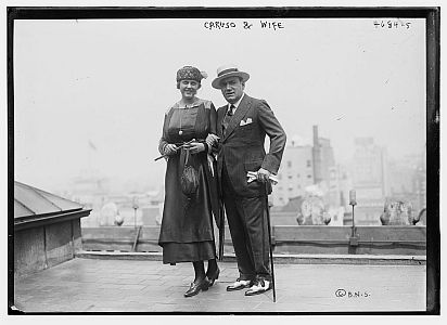 Enrico Caruso 1918 mit Ehefrau Dorothy; dieses Foto ist Bestandteil der "George Grantham Bain collection" der US-amerikanischen Library of Congress, abrufbar unter der digitalen�ID gbain.27429 in der Abteilung f�r Drucke und Fotografien. Gem�� der Bibliothek gibt es keine Copyright-Restriktionen; Quelle: Wikimedia Commons