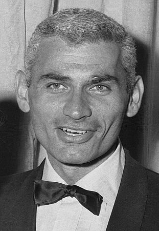 Jeff Chandler anlsslich der 27. "Oscar".Verleihung am 30. Mrz 1955 im "RKO Pantages Theatre" in Los Angeles; Quelle: Wikimedia Commons (Ausschnitt vom Originalfoto); von "UCLA Library Digital Collection"; Urheber: "Los Angeles Times"; Lizenz: CC BY 4.0 Deed