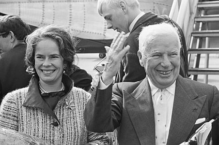 Charles Chaplin mit Ehefrau Oona am 23. Juni 1965 bei der Ankunft auf dem Amsterdamer Flughafen Schiphol; Rechteinhaber: Nationaal Archief (Den Haag, Rijksfotoarchief; Bestandsnummer: 917-8946); Urheber/Fotograf: Evers, Joost / Anefo; Quelle: Wikimedia Commons; Lizenz:www.gahetna.nl/over-ons/open-data / CC BY-SA 3.0 NL