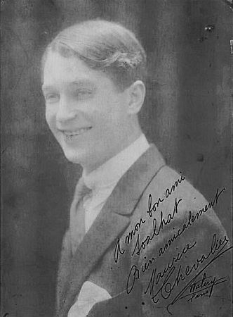 Maurice Chevalier ca. 1920; Urheber: Lucien Walery, Paris (18631935); Quelle: Wikipedia bzw. Wikimedia Commons aus: Autographes Galerie Arts & Autographes J-E. RAUXFrance Antiques; Lizenz: Diese Bild- oder Mediendatei ist gemeinfrei, weil ihre urheberrechtliche Schutzfrist abgelaufen ist. Dies gilt fr die Europische Union, die Vereinigten Staaten, Australien und alle weiteren Staaten mit einer gesetzlichen Schutzfrist von 70Jahren nach dem Tod des Urhebers.