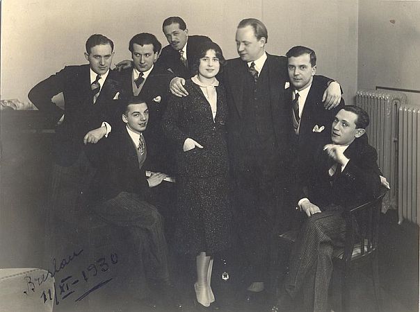 Die "Comedian Harmonists" 1930 in Breslau; v.l.n.r.: ErwinBootz, RomanCycowski, RobertBiberti, AriLeschnikoff, evtl. Frommermanns sptere Frau, die Sngerin Marie Erna Eggstein (MarionKiss), evtl. der Komponist, Arrangeur, Librettist und Pianist BrtReisfeld, ErichA.Collin, HarryFrommermann; Quelle: Bulgarian Archives State Agency (BASA); (Zugangs-Nr.: Fonds 1868K "??????? ????????", Bestand1, Archiv44, Blatt Nr.5) bzw. Wikimedia Commons