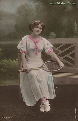Gladys Cooper um 1910, fotografiert von Alexander Bassano (1829 – 1913); Quelle: Wikimedia Commons