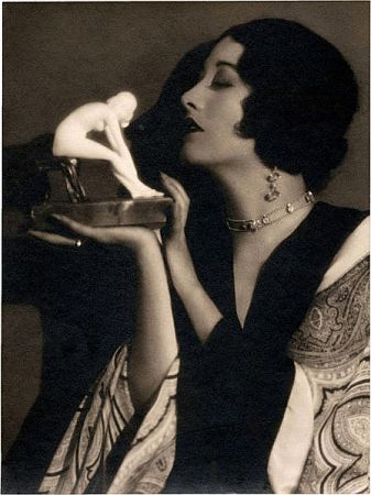 Joan Crawford etwa 1930 auf einer Fotografie von Ruth Harriet Louise (1903 – 1940); Quelle: Wikimedia Commons