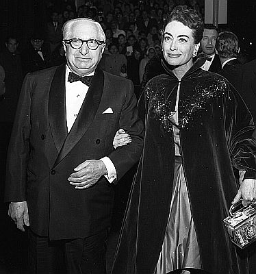 Joan Crawfors und Produzent Louis B. Mayer am 19. November 1953 anlässlich der Premiere des Films "Herzen im Fieber" ("Torch Song"); Quelle: Wikimedia Commons (Ausschnitt des Originalfotos) von "UCLA Library Digital Collection";  Urheber: "Los Angeles Times"; Lizenz: CC BY 4.0 Deed