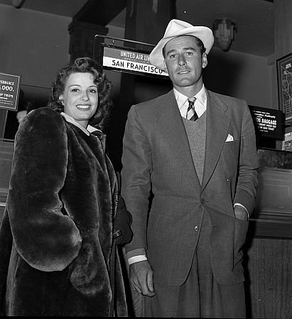 Lili Damita mit Ehemann Errol Flynn im Februar 1941; Urheber: Los Angeles Times; Lizenz: CC BY 4.0; Quelle: Wikimedia Commons