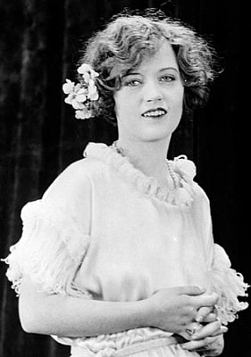 Dieses Foto (Ausschnitt) von Marion Davies ist Bestandteil der"George Grantham Bain collection "der US-amerikanischen Library of Congress, abrufbar unter der digitalen ID ggbain.34409 in der Abteilung für Drucke und Fotografien.Gemäß der Bibliothek gibt es keine Copyright-Restriktionen; siehe Rights and Restrictions Information; Quelle: Wikimedia Commons