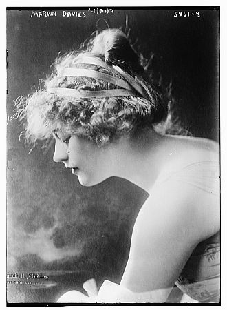 Dieses Foto von Marion Davies ist Bestandteil der "George Grantham Bain collection" der US-amerikanischen Library of Congress, abrufbar unter der digitalen IDggbain.32370 in der Abteilung fr Drucke und Fotografien; gem der Bibliothek gibt es keine Copyright-Restriktionen; Quelle: Wikimedia Commons