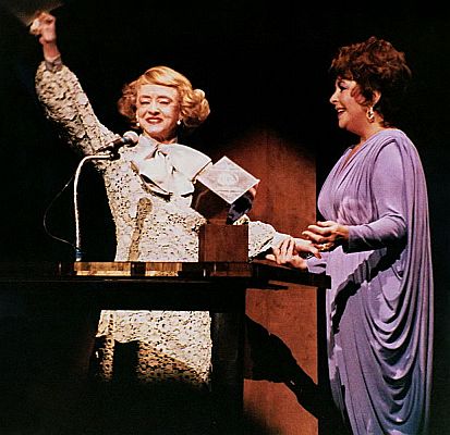 Bette Davis 1981 zusammen mit Elizabeth Taylor; Urheber: Alan Light; Lizenz: CC BY 2.0; Quelle: Wikimedia Commons bzw. www.flickr.com (= Originalfoto)