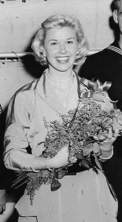 Doris Day an Bord der USS Juneau, um 1953; Quelle: Wikimedia Commons; Foto-Ausschnitt von www.history.navy.mil (Photo #: NH 97163)