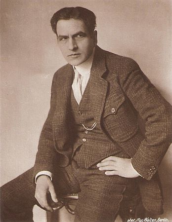Bruno Decarli ca. 1918 auf einer Fotografie von Mac Walten (1872–1944?); Photochemie-Karte Nr. 3024; Quelle: Wikimedia Commons; Lizenz: gemeinfrei