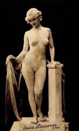 Olga Desmond als lebende Marmor-Skulptur, vermutlich 1908 in St. Petersburg; Urheber: Unbekannt; alte russische Postkarte; Quelle: Wikipedia bzw. Wikimedia Commons; Lizenz: gemeinfrei