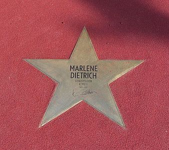 Marlene Dietrich: "Stern" auf dem Berliner "Boulevard der Stars";  Quelle: Wikimedia Commons; Urheber: Wikimedia-User Times; Lizenz: CC BY-SA 3.0