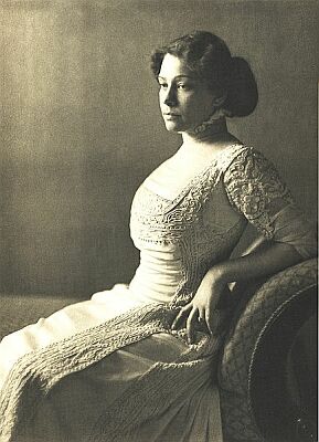 Porträt der Schauspielerin Tilla Durieux; Quelle: Wikipedia bzw. Wikimedia (Nicola Perscheid, Theodor und Jacob Hilsdorf, August Sander. Der rheinland-pfälzische Beitrag zur Geschichte der Photographie. Katalog Landesmuseum Mainz 1989; Urheber: Jacob Hilsdorf (1872-1912); Diese Bild- oder Mediendatei ist gemeinfrei, weil ihre urheberrechtliche Schutzfrist abgelaufen ist. Dies gilt für die Europäische Union, die Vereinigten Staaten, Australien und alle weiteren Staaten mit einer gesetzlichen Schutzfrist von 70 Jahren nach dem Tod des Urhebers.