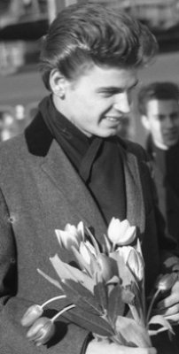 Ankunft von Phil Everly am 24. Januar 1959 auf dem Amsterdamer Hauptbahnhof; Rechteinhaber: Nationaal Archief (Den Haag, Rijksfotoarchief; Bestandsnummer: 910-1158); Urheber/Fotograf: Noske, J.D. / Anefo; Quelle: Wikimedia Commons; Lizenz: www.gahetna.nl/over-ons/open-data / CC BY-SA 3.0 NL