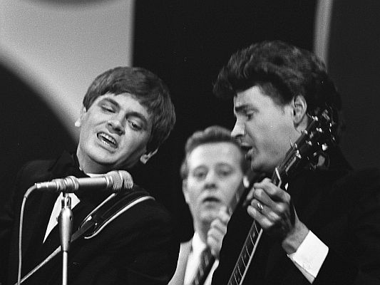 Die "Everly Brothers" am 2. Oktober 1965 in den Niederlanden anl�sslich eines Auftritts bei der "Grand Gala du Discque"; Rechteinhaber: Nationaal Archief (Den Haag, Rijksfotoarchief; Bestandsnummer: 918-2595); Urheber/Fotograf: Eric Koch. / Anefo; Quelle: Wikimedia Commons (Ausschnitt des Originalfotos); Lizenz:  CC0 1.0 (Verzicht auf das Copyright)
