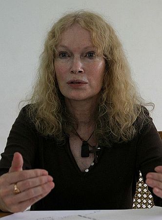 Mia Farrow im Mai 2008 als UNICEF-Botschafterin in Bangui (Zentralafrikanische Republik); Urheber: hdptcar from Bangui; Lizenz: CC BY 2.0; Quelle: Wikimedia Commons