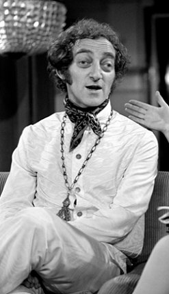 Marty Feldman 1969 in der TV-Sendung "Mies en scne" mit Mies Bouwman; Urheber: AVRO; Quelle: Beeld en Geluidwiki: Gallery: Mies en scne bzw. Wikimedia Commons; Lizenz: www.beeldengeluidwiki.nl / CC BY-SA 3.0 NL