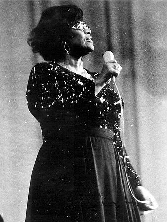 Ella Fitzgerald 1975 während eines Konzerts in Köln; Urheber: Helmut Montag; Lizenz: CC-by-SA 3.0; Quelle: Wikipedia bzw. Wikimedia Commons