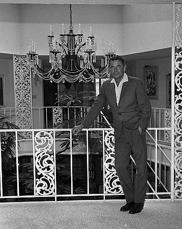 Glenn Ford Ende Juni 1964 in seiner Residenz in Beverly Hills; Quelle: Wikimedia Commons von "UCLA Library Digital Collection"; Urheber: "Los Angeles Times"; Lizenz: CC BY 4.0 Deed.