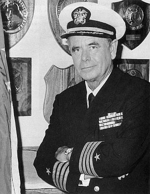 Glenn Ford in Uniform im Range eines Captains der "United States Navy Reserve"; Urheber: credited als "U.S. Navy"-Foto; Lizenz: Quelle: Wikimedia Commons; gemeinfrei