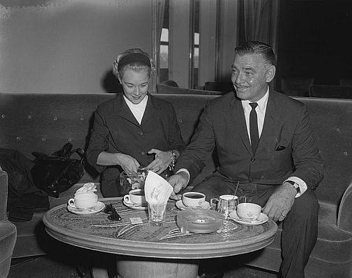 Clark Gable 1959 mit seiner fnften Ehefrau Kathleen Williams; Rechteinhaber: Nationaal Archief (Den Haag, Rijksfotoarchief; Bestandsnummer: 910-4932); Urheber/Fotograf: Behrens, Herbert / Anefo; Quelle: Wikimedia Commons; Lizenz: www.gahetna.nl/over-ons/open-data / CC0 1.0