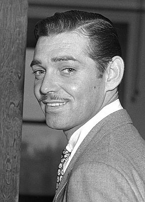 Clark Gable 1937; Quelle: Wikimedia Commons (Ausschnitt des Originalfotos) von "UCLA Library Digital Collection"; Urheber: "Los Angeles Daily News"; Lizenz: CC BY 4.0 Deed