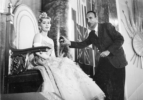Kameramann und Pressefotograf Heinz Ritter mit der Schauspielerin Zsa Zsa Gabor 1954 in Wiesbaden bei Dreharbeiten zu "Ball der Nationen" (Regie: Karl Ritter); Urheber/Rechteinhaber: Heinz Ritters Sohn Michael Ritter; Lizenz: CC BY-SA 3.0; Quelle: Wikimedia Commons