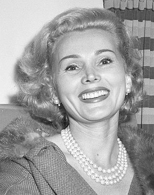 Zsa Zsa Gabor ca 1954; Quelle: Wikimedia Commons (Ausschnitt des Originalfotos); von "UCLA Library Digital Collection"; Urheber: "Los Angeles Daily News"; Lizenz: CC BY 4.0 Deed