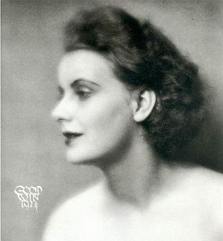 Greta Garbo 1924; Urheber bzw. Nutzungsrechtinhaber: Henry B. Goodwin (1878  1931); Quelle: Wikipedia bzw. Wikimedia Commons; Lizenz: Diese Bild- oder Mediendatei ist gemeinfrei, weil ihre urheberrechtliche Schutzfrist abgelaufen ist. Dies gilt für die Europäische Union, die Vereinigten Staaten, Australien und alle weiteren Staaten mit einer gesetzlichen Schutzfrist von 70 Jahren nach dem Tod des Urhebers.