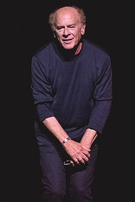 Art Garfunkel im Juli 2017 bei einem Konzert im Londoner "Palladium"; Urheber: Raph_PH; Lizenz: CC BY 2.0; Quelle: Wikimedia Commons (Ausschnitt des Originalfotos) von www.flickr.com