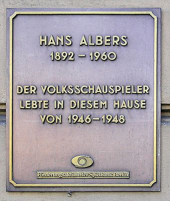 Gedenktafel am Haus Schöneberger Ufer 61 in Berlin-Tiergarten (mit fehlerhaftem Geburtsjahr); Quelle: Wikipedia bzw. Wikimedia Commons; Urheber: Wikimedia-Benutzer OTFW, Berlin; Lizenz CC-BY-SA 3.0.