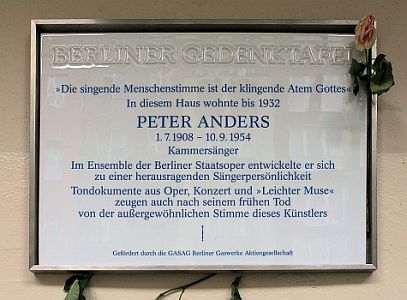 Berliner Gedenktafel, Peter Anders, Thomasiusstraße 25, Berlin-Moabit; Quelle: Wikipedia bzw. Wikimedia Commons; Urheber: Wikimedia-Benutzer OTFW, Berlin, Lizenz CC-BY-SA 3.0.