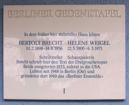 Berliner Gedenktafel für Bertolt Brecht und Helene Weigel; Spichernstraße 16, Berlin-Wilmersdorf; Quelle: Wikipedia bzw. Wikimedia Commons; Urheber: Wikimedia-Benutzer OTFW, Berlin, Lizenz CC-BY-SA 3.0.