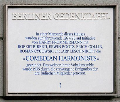 Gedenktafel: Gründung der "Comedian Harmonists" in Berlin-Friedenau, Stubenrauchstraße 47; Quelle: Wikipedia bzw. Wikimedia Commons; Urheber: Wikimedia-Benutzer OTFW, Berlin, Lizenz CC-BY-SA 3.0.