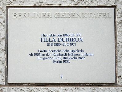 Berliner Gedenktafel fr Tilla Durieux. Bleibtreustrae 15, Berlin-Charlottenburg. Enthllt am 30. Oktober 1987; Quelle:Wikimedia; Urheber des Fotos: Axel Mauruszat, Berlin; Lizenz Foto der Gedenktafel: Der Urheber gestattet jedermann jede Form der Nutzung, unter der Bedingung der angemessenen Nennung seiner Urheberschaft. Weiterverbreitung, Bearbeitung und kommerzielle Nutzung sind gestattet. 