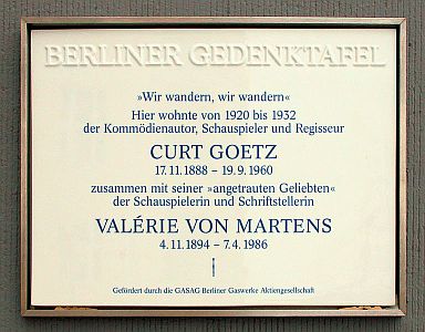 Berliner Gedenktafel Curt Goetz und Anny Ondra und Valrie von Martens; Fredericiastraße 1, Berlin-Westend; Quelle: Wikipedia bzw. Wikimedia Commons; Urheber: Wikimedia-Benutzer OTFW, Berlin, Lizenz CC-BY-SA 3.0.