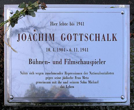 Gedenktafel Joachim Gottschalk: Urheber: Wikimedia User OTFW, Berlin; Lizenz: CC BY-SA 3.0; Quelle: Wikimedia Commons