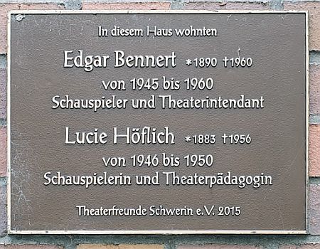 Gedenktafel für Edgar Bennert1) und Lucie Höflich; am Haus "Kleiner Moor 11" in Schwerin; Urheber: OTFW, Berlin; Lizenz: CC BY-SA 3.0